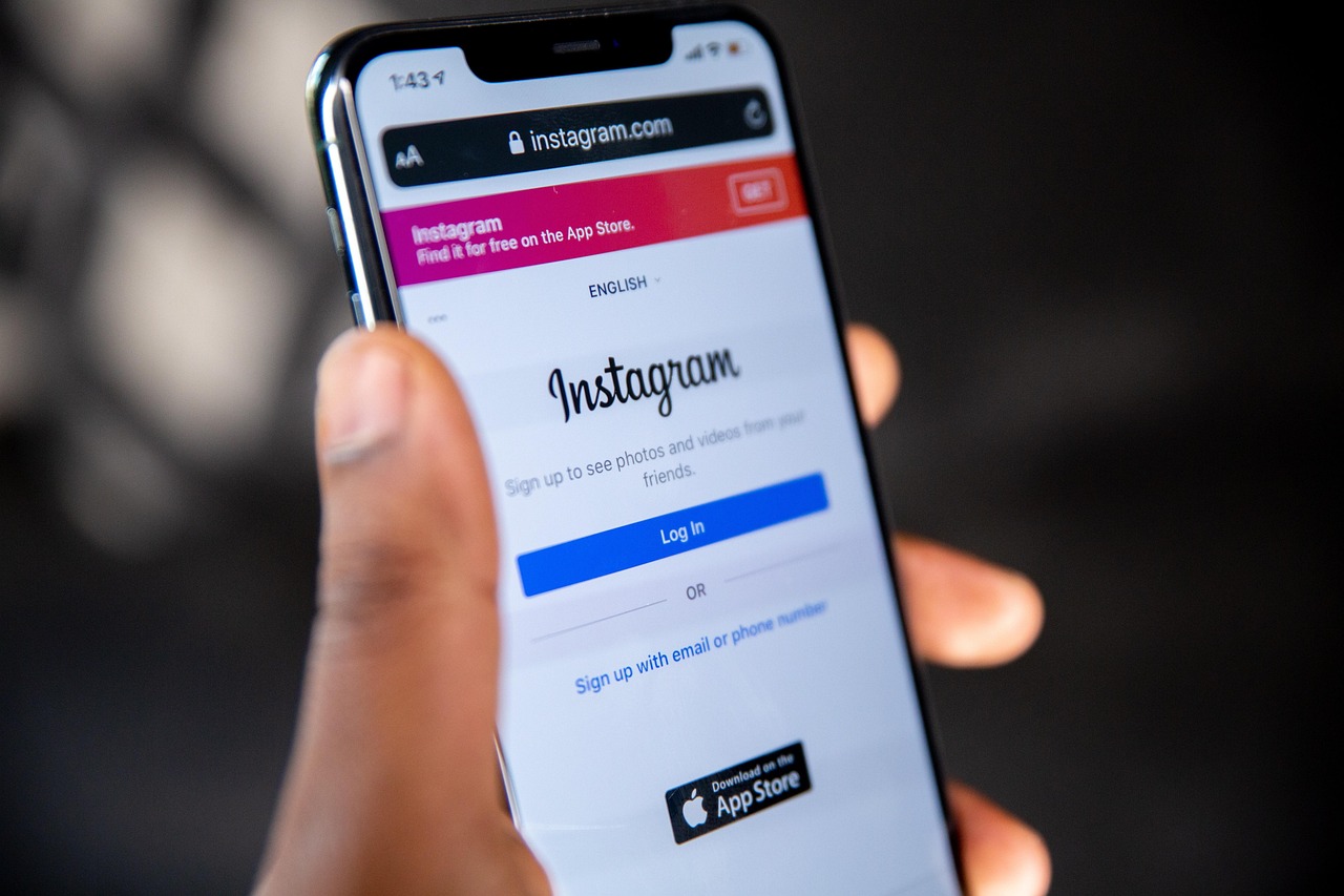 Hand hält Smartphone in die Kamera