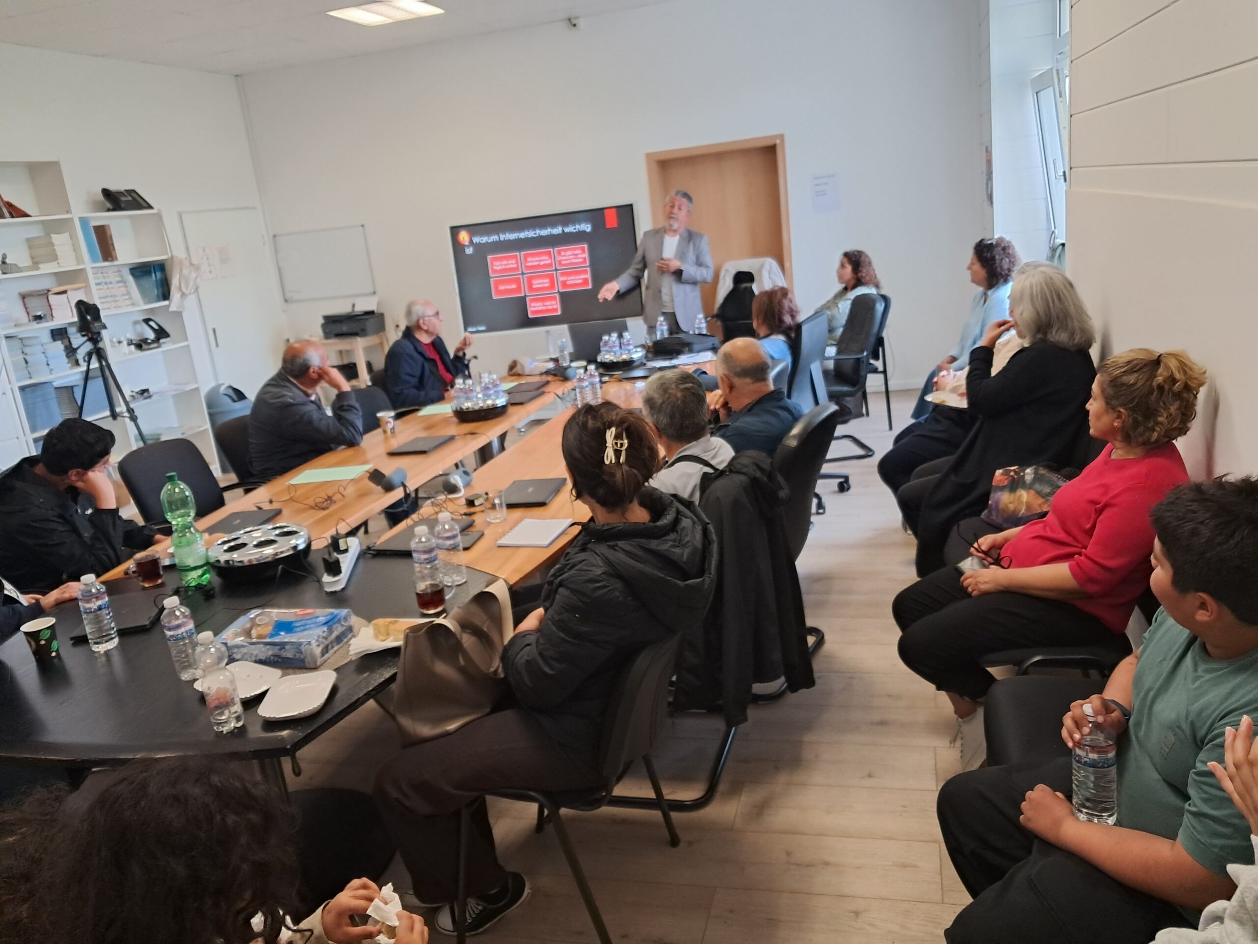 Teilnehmende der Workshopreihe Sicher im Netz während einer Veranstaltung von dabei digital